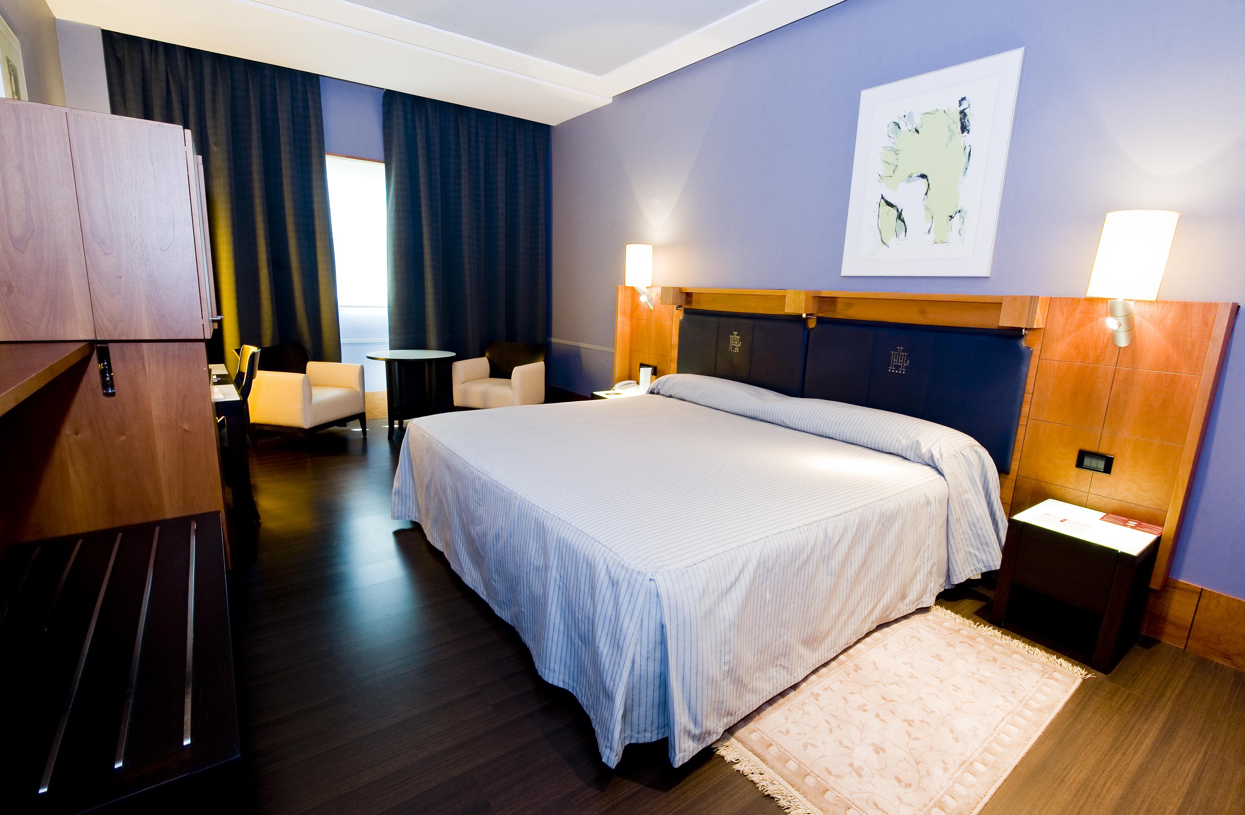 Gran Hotel Lakua Vitoria-Gasteiz Quarto foto A room at the hotel