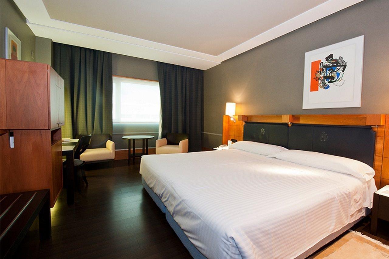 Gran Hotel Lakua Vitoria-Gasteiz Exterior foto A room at the hotel
